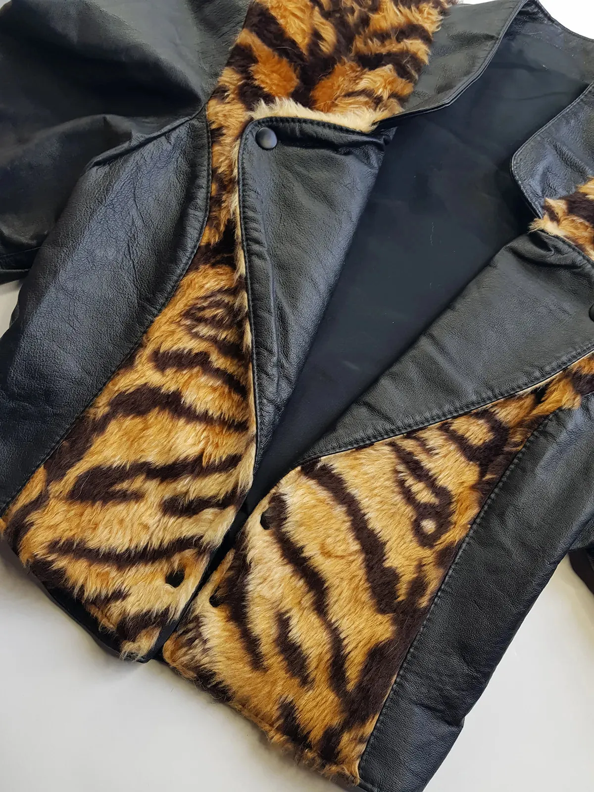 1980s Vintage 100% Genuine Leather Tiger Motorcycle Jacket - Metal Hardware - Fully Lined Jacket