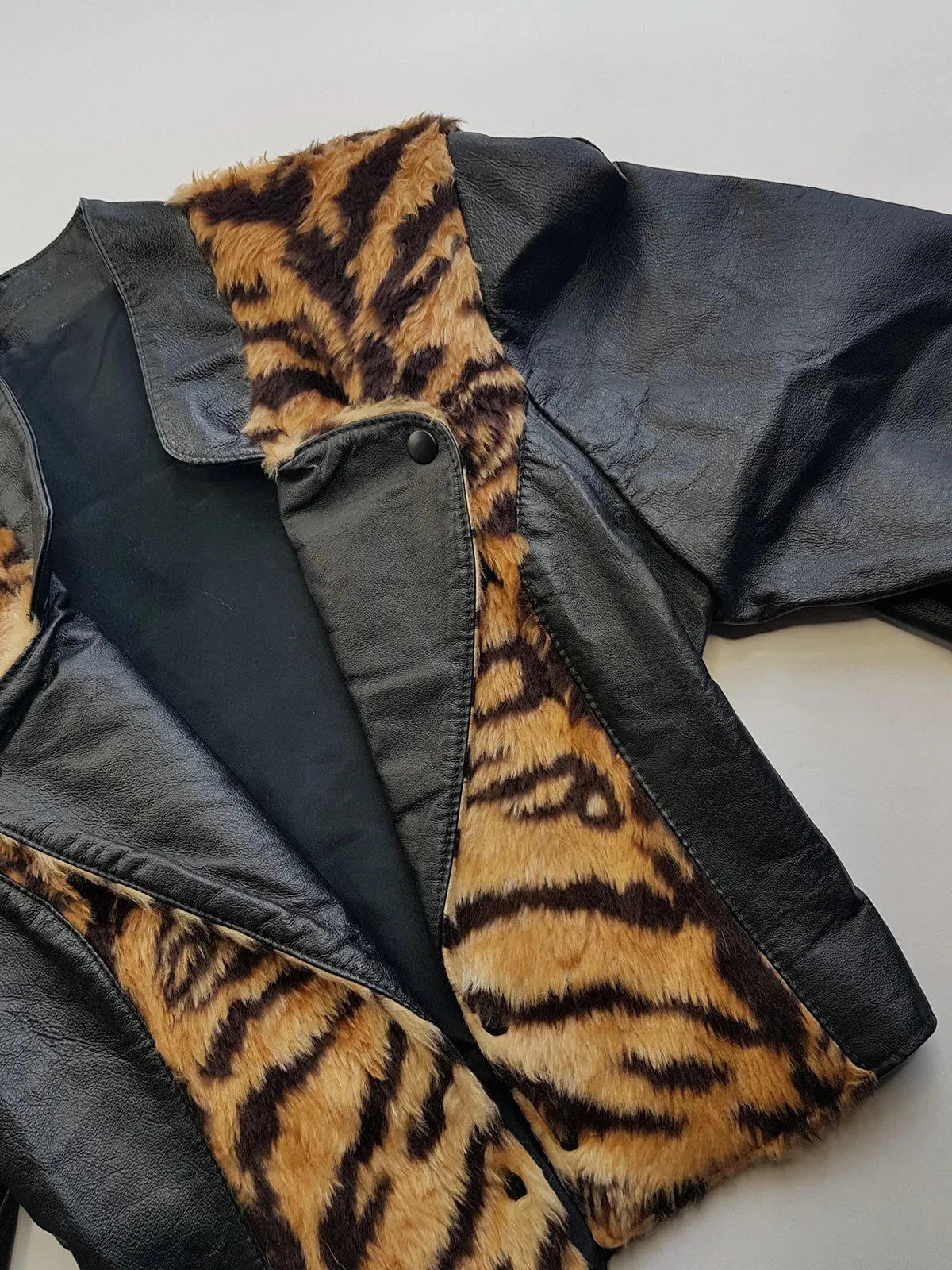 1980s Vintage 100% Genuine Leather Tiger Motorcycle Jacket - Metal Hardware - Fully Lined Jacket