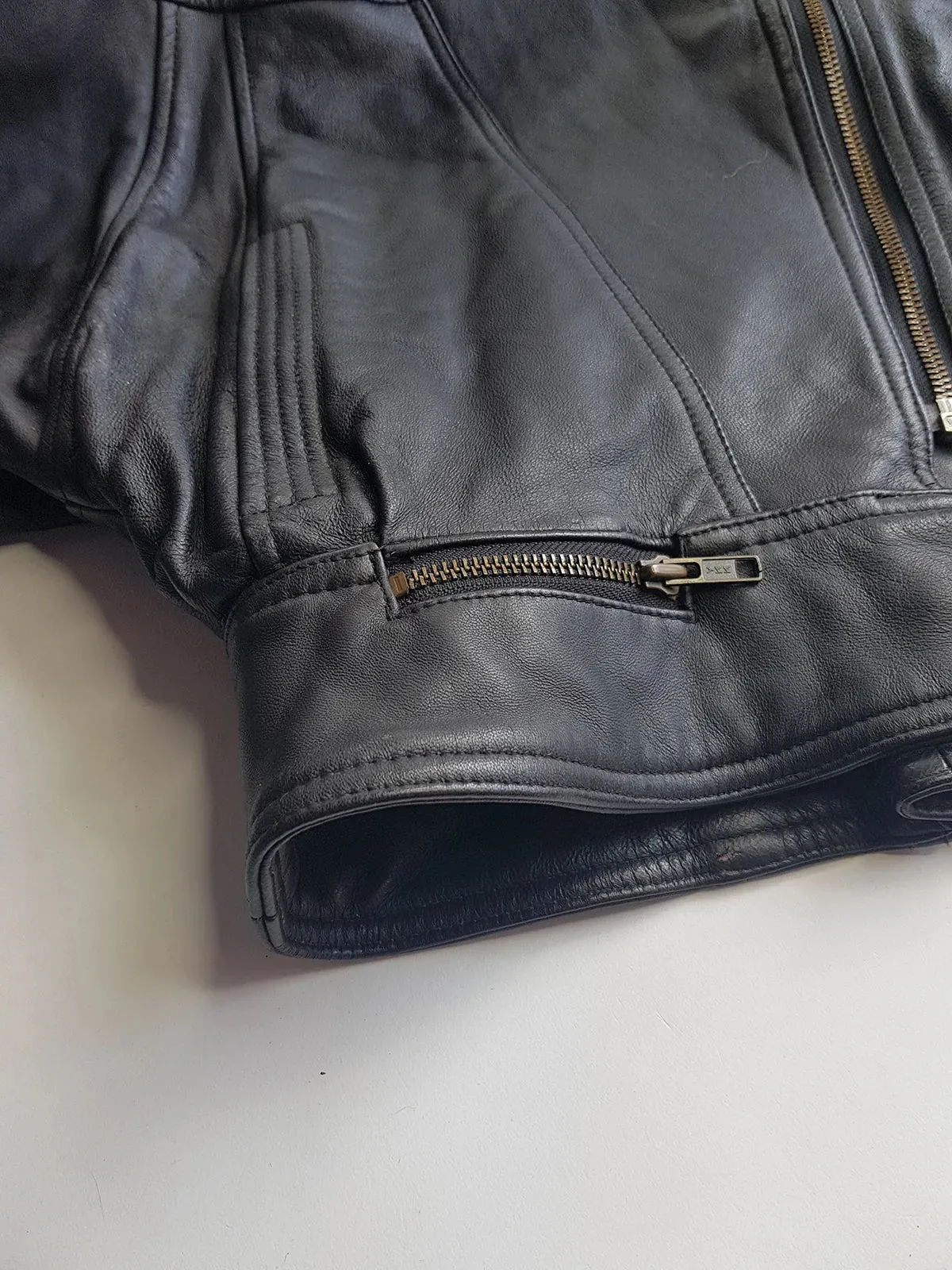 Italian Vintage 100% Genuine Leather 1980s Motorcycle Jacket - Quilted Feature Stitching - Metal Hardware - Fully Lined Jacket