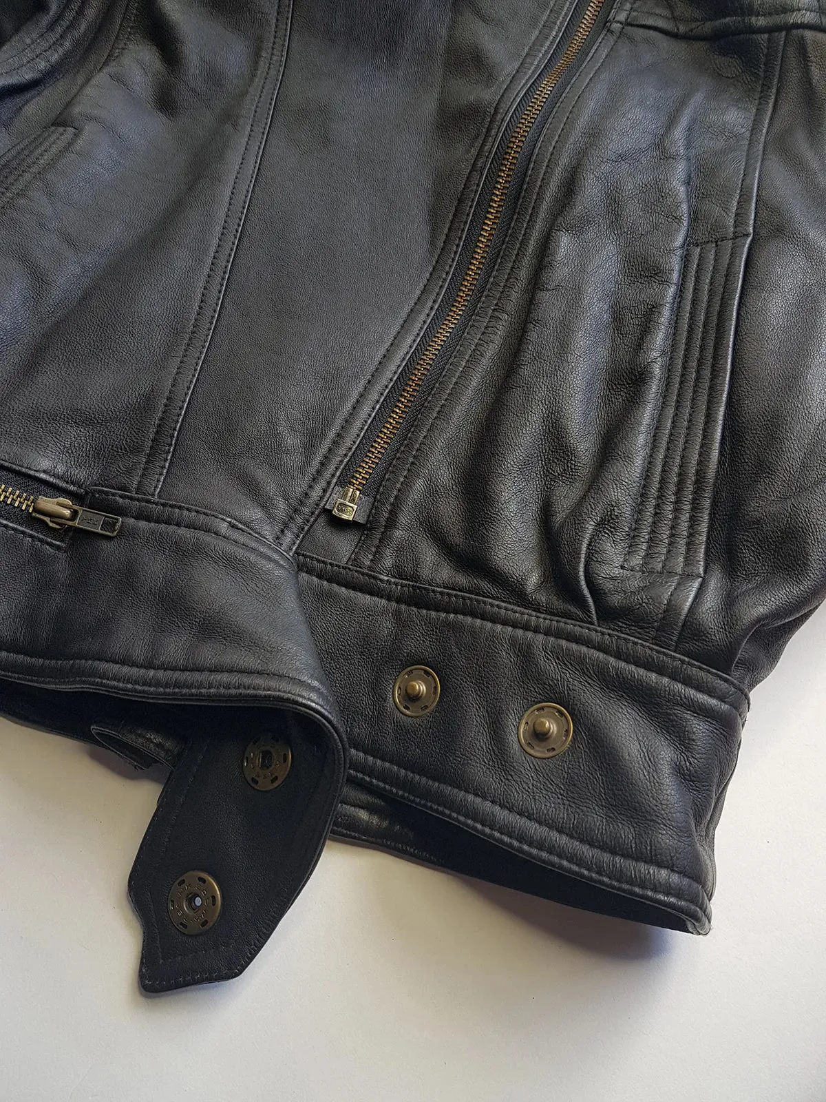 Italian Vintage 100% Genuine Leather 1980s Motorcycle Jacket - Quilted Feature Stitching - Metal Hardware - Fully Lined Jacket