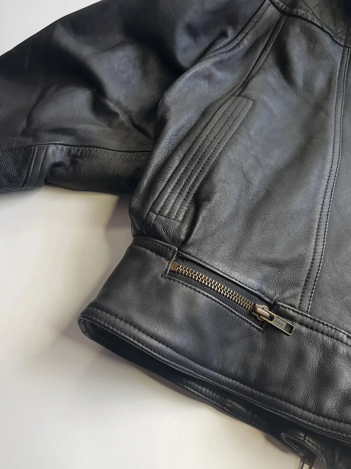 Italian Vintage 100% Genuine Leather 1980s Motorcycle Jacket - Quilted Feature Stitching - Metal Hardware - Fully Lined Jacket