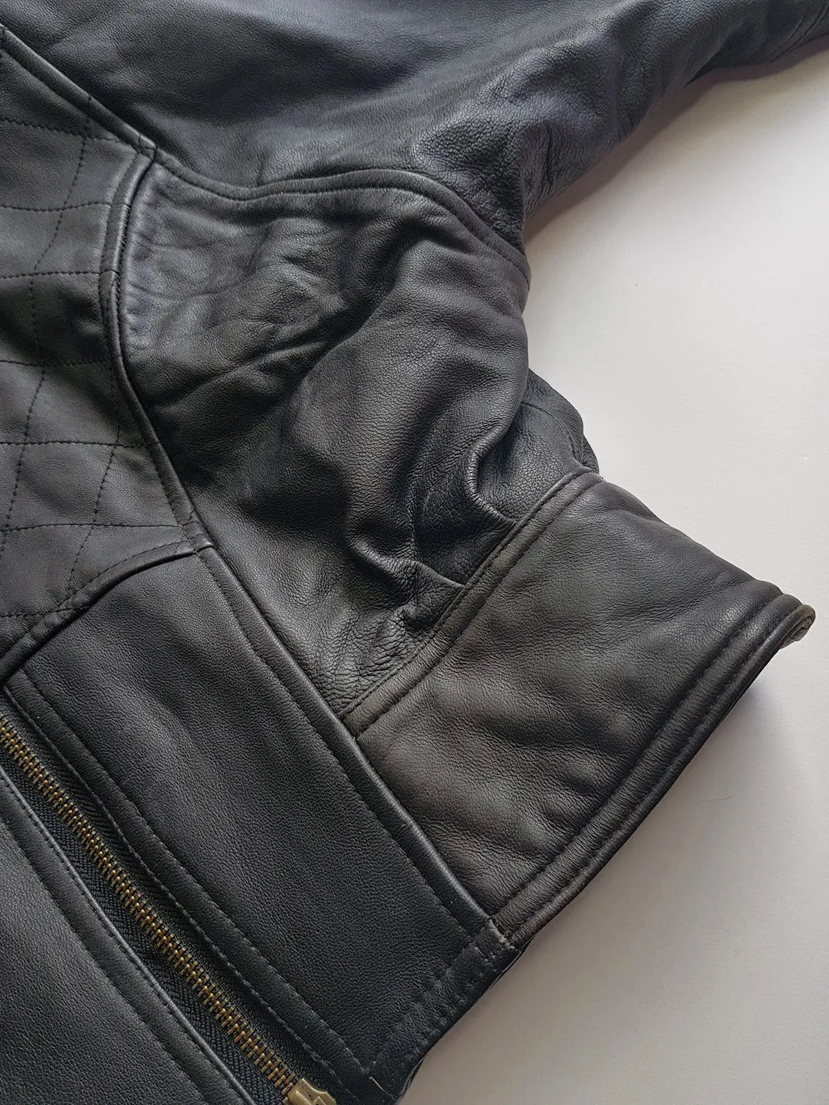 Italian Vintage 100% Genuine Leather 1980s Motorcycle Jacket - Quilted Feature Stitching - Metal Hardware - Fully Lined Jacket