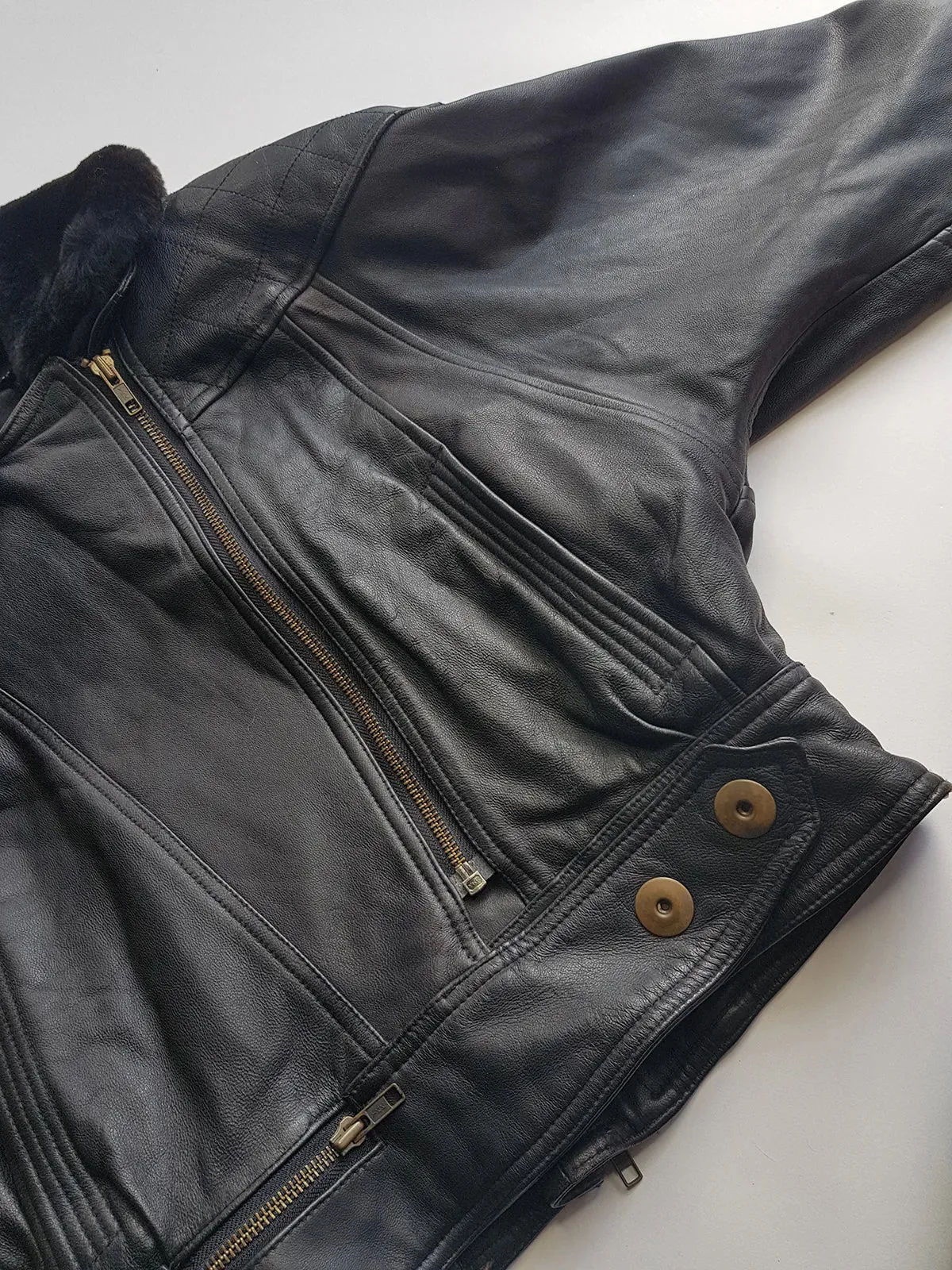 Italian Vintage 100% Genuine Leather 1980s Motorcycle Jacket - Quilted Feature Stitching - Metal Hardware - Fully Lined Jacket