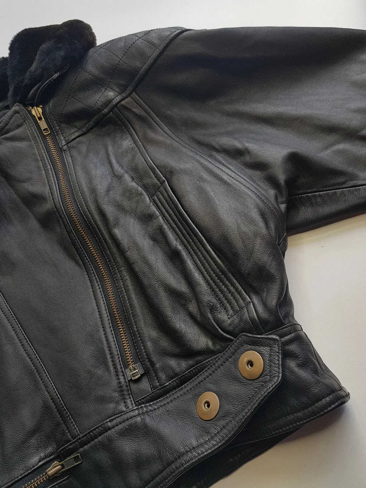 Italian Vintage 100% Genuine Leather 1980s Motorcycle Jacket - Quilted Feature Stitching - Metal Hardware - Fully Lined Jacket